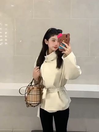 小个子女生的春天救星!奶白风衣收腰显高,运费险退货无忧 秋冬穿啥?这款立领短款风衣帮你解决难题!运费险让你放心购物!#小个子穿搭#秋季穿搭#韩系穿搭#风衣穿搭#秋天和风衣的适配度