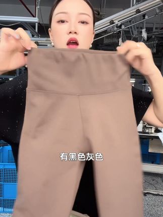 冬天穿它不怕冷,显瘦又暖和! 冬天怕冷星人的福音!这款裤子不仅保暖还巨好看,赶紧冲吧~#加绒鲨鱼裤#高腰收腹提臀裤#显高显瘦显腿长#打底裤#秋季不露腿穿搭