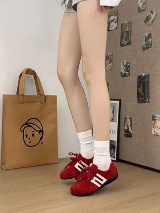 这双轻便百搭德训鞋,真的很好看! 秋冬穿啥鞋?这款百搭德训鞋帮你解决难题!#百搭德训鞋 #好鞋推荐 #板鞋 #红色鞋子 #德训鞋女