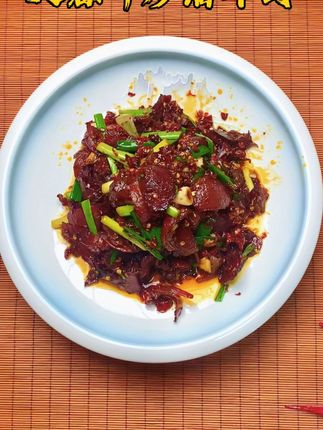 湘西烟熏牛肉,农家手艺,下酒必备! 今天又做了很多特色肉干!有需要的朋友点击小黄车下单吧!!#家乡特产#优质农产品#农村美食#地方特色美食#各省有自己的丰收美食