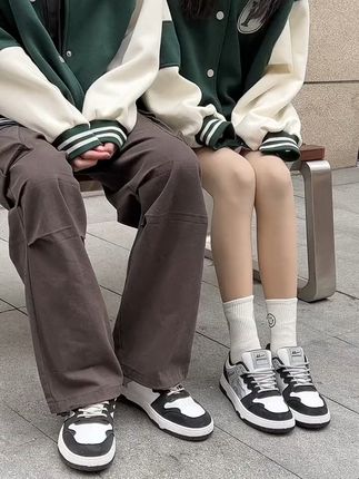 情侣同款回力鞋,穿出春天气息,不满意可退哦! 姐妹们!这款鞋子真的太好穿了!!关键现在有运费险!喜欢就赶紧冲吧~#夏日通勤休闲穿搭#dirtywork亚比的统治区#挑战50岁妈妈帮我打扮#跟着白昼小熊DL摇打开恋夏风#终于get到鱼尾裙的美了