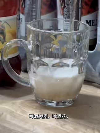 实拍倒酒,俄罗斯雪松树白啤酒,细腻柔和!现在还有特价活动,整件到手更划算!