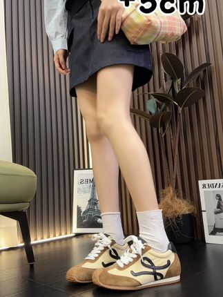 姐妹们!这个鞋子真的太好穿了!!关键现在有运费险,不拍白不拍啊!!#团播都在琥珀流光摇 #增高5cm #德训鞋真的太上头了 #阿甘鞋女