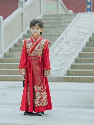 小男孩穿上这套汉服,瞬间变身古装小侠客! 孩子想穿传统服饰?这款高端又帅气的服装别错过!#面料柔软舒适#保暖又好看#男童穿搭#国风古韵#来双11解锁秋冬本命穿搭