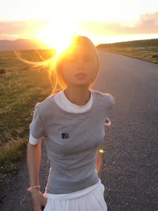 夏日撞色T恤,轻松穿出复古辣妹范! 姐妹们!这个季节一定要试试这种撞色T恤!真的太好穿了!!!#在景德镇1天能画多少瓷器#用美美桑内打开萌妹穿搭#更适合小个子的不露腿穿搭#穿JK拍南昌之星也太出片了#肩窄膀粗的人适合穿什么