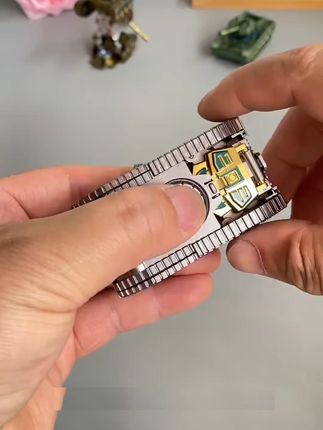 孩子一玩就停不下来的创意变形陀螺玩具! 二合一坦克陀螺变形机器人,简直帅飞了#炫酷 #陀螺 #变形玩具 #机器人变形玩具