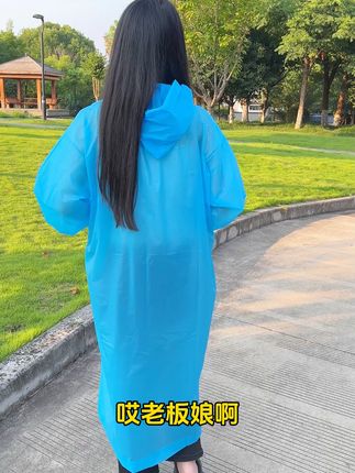 下雨天也能帅气出行!成人加厚雨衣,包邮到家 下雨天出门没合适装备太难受?这款雨具包邮到家!#好物推荐🔥#雨衣#便携雨衣#户外#钓鱼