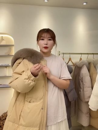 冬天再也不怕冷!大毛领羽绒服,穿出温暖与时尚,还不怕退 冬天必备!这款保暖又好看的大毛领加厚外套,现在下单还有运费险哦~#面料柔软舒适#秋冬穿搭#中老年女装#妈妈装#被秋日氛围感穿搭拿捏了
