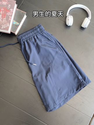 男生的夏天 怎么能不给自己安排一条 这种简约美式的速干短裤呢!#短裤 #夏季穿搭 #爆款热卖中