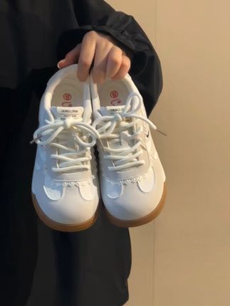 穿上这双板鞋,轻松百搭还包邮退货! 姐妹们!秋冬穿啥?这款小众厚底板鞋帮你解决难题啦!包邮到家,还有运费险哦~#chic拉满的流光运动风穿搭