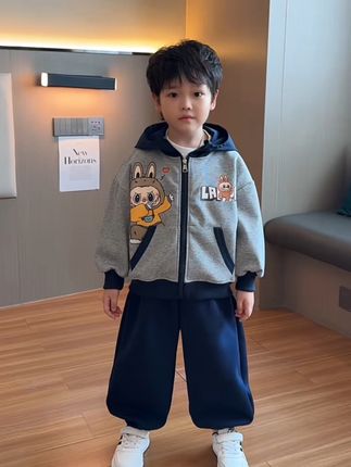 男孩春秋新装,穿出痞帅范儿, 秋冬季节孩子穿啥?!#秋季穿搭 #男童穿搭 #面料柔软舒适 #春秋新款 #被秋日氛围感穿搭拿捏了