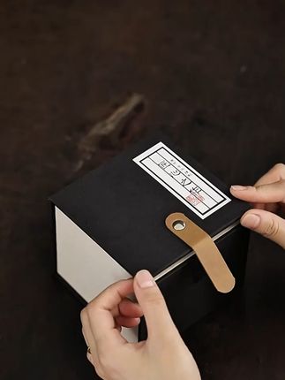 当饕餮纹遇上鎏银,品茗亦见东方图腾之美! 杯身手绘“饕餮纹”源自商周青铜礼器,以现代陶瓷为载体重现古韵。采用999足银鎏镀工艺,银层均匀致密,不仅提升茶汤绵柔度,更具抑菌保鲜功效,冷茶久置亦无异味!#好物推荐🔥 #主人杯 #高端茶器 #茶具 #中式礼