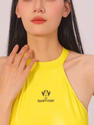 「PU高光战袍:从浪尖到街头的超频穿搭」 🖤 高级亮面质感|科技感满满,未来派女主既视感 • 🧊 凉感触感|贴肤冰凉,清爽一夏不闷热 • 💃 收身剪裁|腰线立显,拉长比例更显瘦 • 📸 闪耀出片|黄色高级,亮得刚刚好 #SWIMHXBY #洪星佰雅泳衣 #泳衣外穿 #竞速泳衣