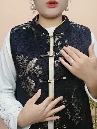 穿上这件国风马甲,一秒变洋气复古小姐姐! 冬天怕冷又想穿得有特色?这款洋气宽松的新中式服装帮你解决!#秋冬穿搭#秋季穿搭#马甲#洋气减龄#在时装周看见东方美