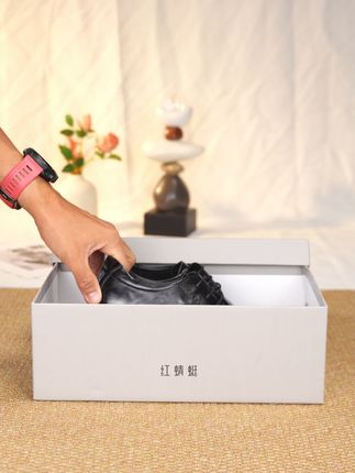 #红蜻蜓 #头层牛皮 #牛皮皮鞋 初秋穿鞋怕闷又怕丑?红蜻蜓这双全满足!牛皮鞋面显高级,橡胶鞋底防滑不沉。配针织衫、薄夹克都帅,透气又舒服,超有型!C891