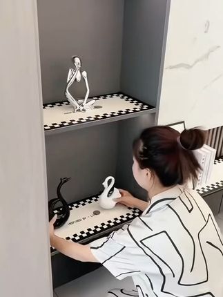 这款桌垫太实用了! 面料厚实耐磨,铺在柜子上不仅防尘还把原本单调的柜体衬得特别有质感,尺寸也刚刚好,边缘做工很整齐,一点不毛躁,推荐!#好物推荐🔥 #家里普通一平方美学就不普通 #边柜垫 #电视柜垫子 #电视柜防尘罩