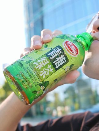 聚会解腻就靠它!青梅绿茶清爽一夏 这个季节来杯酸甜爽口的饮品真的太舒服了!快来看看这款果味饮品吧~#等我小了也要去卖冰棍 #乡村美食满满的烟火气 #总有一种味道能让你想起故乡 #跟着洪剑涛开启新疆逛吃之旅 #三伏天邪修减肥还是太权威了
