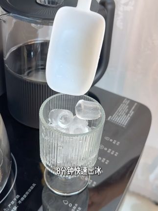 家里终于有了这台智能茶吧机!冷热随心,下单还有额外福利哦~ 下班回家热到冒烟,3 分钟就能 get 一杯透心凉的冰美式,制冰速度快到离谱!不止能制冰,常温水、温水、热水随心切换,早上给娃冲奶粉,下午给自己泡花茶,晚上老公想喝温水,一台机器全搞定!#制冰茶吧机 #制冰机 #茶吧机 #飞利浦 #智能家居