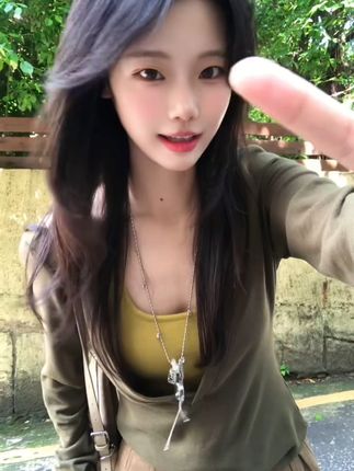 秋日穿搭的精髓就是这种温暖的焦糖色系吧 复古感和皮绒半裙的质感绝配,慵懒又时髦的秋日氛围直接拿捏#秋季穿搭 #显高显瘦显腿长 #秋季上新 #皮裙穿搭 #秋冬半身裙这么穿可以扬长避短