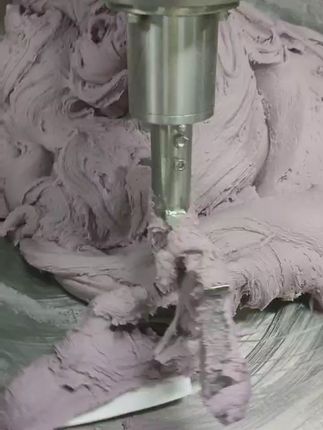 香芋泥冷冻即食烘焙专用奶香芋泥小袋包装商用批发使用方便 商用烘焙党狂喜!奶香芋泥小袋分装太懂懒人了 做烘焙最烦处理香芋?这款冷冻即食奶香芋泥直接把效率拉满! 小袋独立包装太贴心,一次用一袋,不用反复解冻污染,开袋就是绵到会流心的质地,没有结块颗粒感。咬开满是新鲜荔浦芋的清甜,奶香像融化的淡奶油裹着芋泥,甜度刚好不齁,空口吃都能炫半袋。 商用批发价超划算,咖啡店做芋泥拿铁、面包店夹欧包、私房做芋泥巴斯克都能用。冷冻保存能放超久,忙起来直接挖一勺,省了洗芋、蒸芋、压泥的2小时,出品还稳定不翻车。#芋泥冰 #芋泥 #芋泥肉松三明治