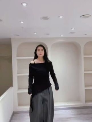 九分阔腿裤,轻松显瘦,不满意可退! 姐妹们!这款裤子真的太好穿了!!关键现在有运费险,不拍白看啦~#显瘦穿搭#高级感穿搭#显高显瘦显腿长#韩系穿搭#早秋高智感职场穿搭