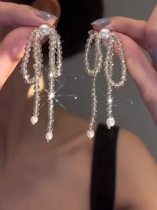耳畔仙气飘飘 蝴蝶结流苏耳环让你美出新高度! 姐妹们!这个夏天一定要戴这款耳饰!!真的太好看了吧~关键还不贵哦~#暑假最适合音乐节的穿搭来了 #穿JK拍南昌之星也太出片了 #夏季干净风穿搭 #早秋基础款外套如何摆脱路人感 #夏日穿搭小心机