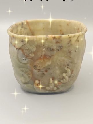 古法雕刻主人杯,品茶更有仪式感! 瞧这冰碛岩茶杯,纹理自带岁月沉淀的粗犷感,却在雕刻上玩出了神仙操作——神魔同框,眼神交锋的瞬间,仿佛三界的张力都凝在这方寸杯身里。 每一处肌理都是冰川纪的印记,每一刀雕刻都是匠心的博弈。端起它喝茶,喝的是冰碛岩的古拙韵味,品的是神魔对视的玄幻意境,连茶汤都仿佛多了几分穿越感~#好物推荐🔥 #茶具 #茶器之美 #高端茶器 #主人杯