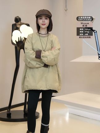 撞色圆领外套,轻松凹造型,街头潮人必备! 姐妹们!这个冬天一定要入一件这样的外套!保暖又好看!关键价格还这么划算!!#秋冬穿搭#秋季穿搭#秋冬新款#外套穿搭#拿捏秋冬叠穿公式