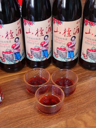 一口酸甜解腻 山丫山楂果酒今晚必须有它! 每一口都是回忆,喝下这瓶山丫7度微醺发酵山楂红酒,仿佛回到了那个无忧无虑的童年。