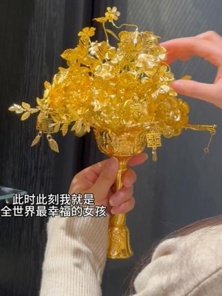 闺蜜婚礼上的绝美手捧花,自己做才更有心意! 闺蜜送的新婚礼物好绝‼️好感动🥹 摆在婚房氛围感满满✨#礼物 #手工diy #结婚 #手工礼物 #闺蜜礼物 DZM