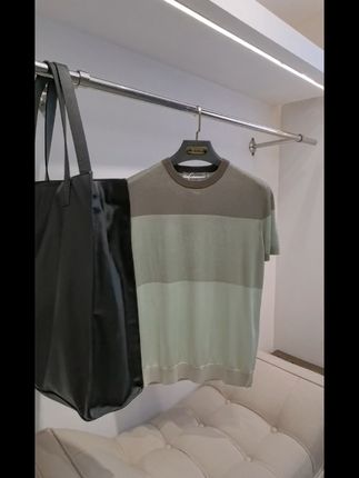 夏日清凉必备!渐变撞色T恤,透气舒适,时尚百搭! 男士夏季必备!这款衣服面料舒适、款式简约大方,上身效果超棒!#夏日轻氧感穿搭给视觉降降温#围观红人神级出片现场#夏日fitcheck卷起来了#素颜试穿网络爆款衣服#Jump出我的夏日元气穿搭