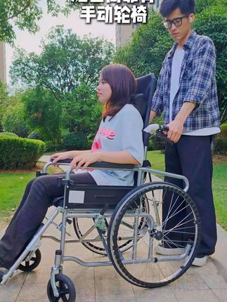 高靠背可躺可抬腿折叠的轮椅,长期久坐不累,护颈椎脊椎,可以吃饭睡觉大小便,很适合骨折瘫痪腿脚不便的家人。#轮椅 #适老化产品 #代步车 #老年人