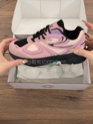 最近被这双银色老爹鞋种草了!紫色厚底设计超显腿长,走路轻便不累。日常搭配牛仔裤、短裙都很好看~#鞋有亿 #鞋有亿的种草计划 #夏季新款 #运动老爹鞋