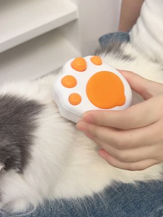 这是一款猫咪头部按摩器,又称宠物灵魂提取器,养宠人必备! 这是一款猫咪头部按摩器,又称宠物灵魂提取器,人工学设计贴合宠物轮廓,轻松挠痒,撸猫撸狗皆适用。模拟手动抚摸触感舒缓宠物情绪,增进互动亲密度,是贴心的宠物按摩好物#星星人手机壳也太治愈了#萌宠好物 #猫咪洗澡 #新手养猫 #宠物洗澡刷推荐 