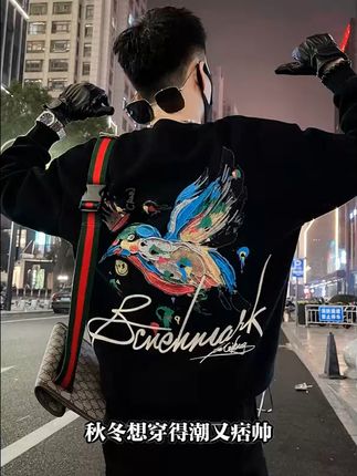 穿上这件美式卫衣,瞬间变身街头潮男! 冬天怕冷又想穿得酷?这款加绒卫衣帮你解决!#男生穿搭#秋季穿搭#卫衣#秋冬穿搭#少年感才是卫衣的统治区