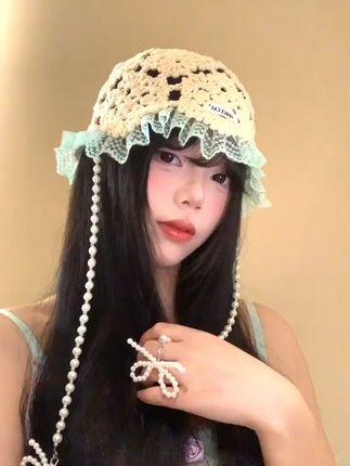 夏天天戴它显脸小,网红镂空帽太好看了! 姐妹们!这个季节一定要试试这种民族风格的小物件~真的太好看了!!!#给夏天一点颜色看看#夏日轻氧感穿搭给视觉降降温#迪丽热巴新中式恋夏风#围观红人神级出片现场#用张元英进行曲打开初恋风穿搭