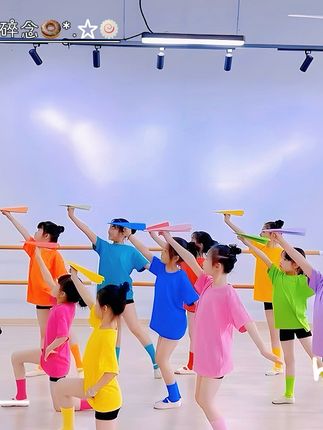 宝贝穿上糖果色T恤,瞬间成为舞台焦点! 孩子总担心衣服不好看?这款亲子装让娃自信又好看!#夏日穿搭有这搭配公式就够了#舒适感拉满的极简OOTD#当你和朋友穿同样风格的衣服时#是谁开始预制秋季穿搭了