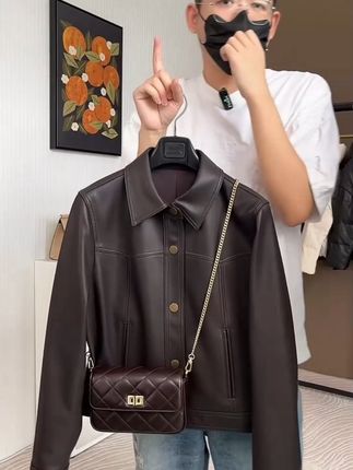 穿上这件皮衣,显瘦又气质,还不怕买错! 秋冬必备!这款翻领短款外套超棒!关键还有运费险,不拍白看!#高级感穿搭#穿出高级感#显瘦穿搭#秋季穿搭#被秋日氛围感穿搭拿捏了