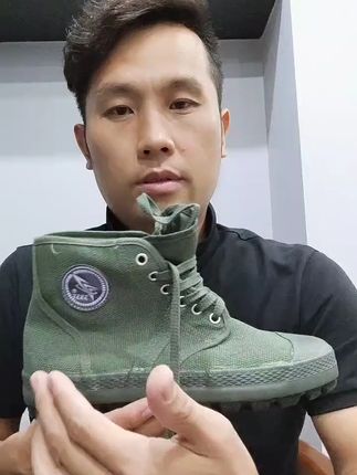 穿上这双解放鞋,轻松应对各种工作环境! #开学我又有招了 #秋日人生照片还得是琥珀流光风 #3537解放鞋 #3537胶鞋 #3537劳保鞋 #3537解放鞋高帮