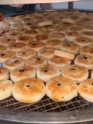 一口咬下满满的童年回忆,酥皮绿豆饼带你回味经典滋味! 香喷喷刚出炉的绿豆饼来了嘿