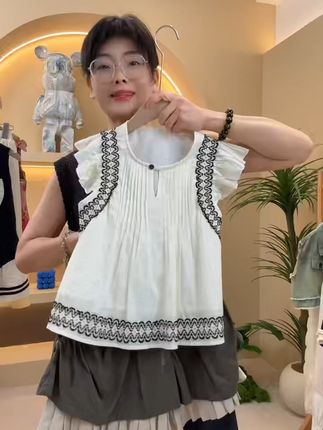 宝贝穿上这件小飞袖衬衫,美翻全班!放心买,运费险保障退货无忧 姐妹们!这个季节一定要给孩子准备一件这样的衣服呀~ 运费险哦!不拍到手都不知道自己会喜欢它!#毫不费力地打开初秋穿搭#带娃旅行需要准备些什么#穿搭显贵傻瓜公式#去新疆这么穿包出片的#被路人问爆的夏日度假ootd