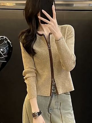 穿上它,轻松应对秋冬冷风!套装可退,无惧试错! #早秋高智感职场穿搭 #秋季新款 #时尚套装两件套 #针织衫穿搭 #牛仔裤搭配 