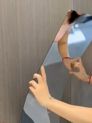 可隐藏起来的穿衣镜,只要是光滑平整的位置都能贴 家里没有合适位置放穿衣镜?试试这款随处可贴自粘的全身镜!想换地方也很简单#实打实的装修界反骨仔 #贴墙镜子免打孔穿衣镜 #全身镜 #居家宝藏好物 #衣柜镜子