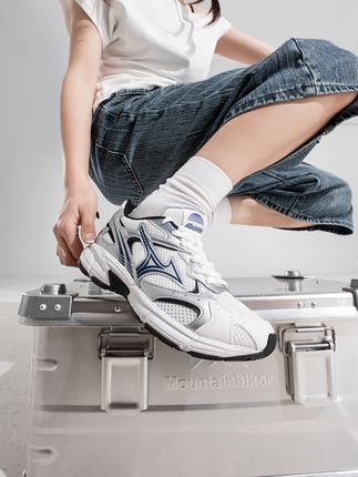 美津浓时尚液态银慢跑鞋,出游时尚百搭,也太好看啦! 这款鞋子真的太好穿了!喜欢的朋友抓紧时间冲吧!!#美津浓 #透气网鞋 #穿搭 #显高显瘦显腿长 #复古跑鞋 SJ