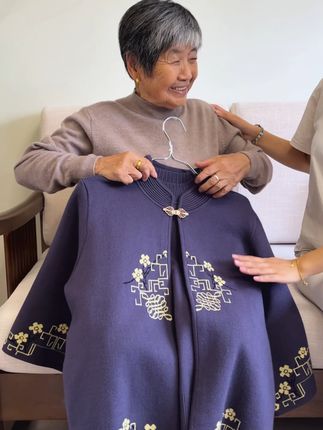 有妈在的地方就有家,对妈妈好不需要理由。#秋冬穿搭 #秋季穿搭 #中老年女装 #妈妈装 #谁的衣柜没件针织衫
