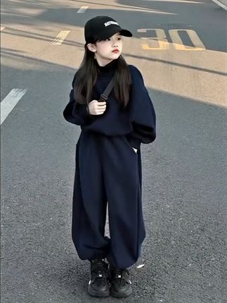 宝贝穿上这套卫衣套装,秋天也能美美哒! 秋冬季节孩子怕冷?这款洋气套装让孩子温暖又时尚!#女童穿搭#女童套装#秋季穿搭#大童穿搭#被秋日氛围感穿搭拿捏了