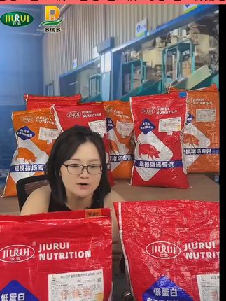 小猪吃了快长大,农户养得更省心! 养好小猪关键在于营养!这款饲料添加剂让小猪长得快、吃得香!#三农养殖#三农#养猪#养猪人#预混料