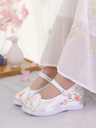 穿上这双透气绣花鞋,夏天再也不怕脚出汗! #旗袍鞋 #汉服鞋 #国风坡跟鞋 #民族风绣花鞋 #透气百搭