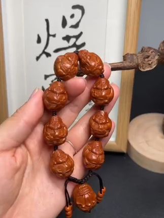 手串界的精品,戴上它财源滚滚来! 想让财富滚滚而来?这款寓意美好的橄榄核手串别错过!#在景德镇1天能画多少瓷器 #器灵守瓷文脉难断 #用非遗展示中式之美 #一部陶瓷史半部景德镇的含金量 #我在景德镇玩泥巴