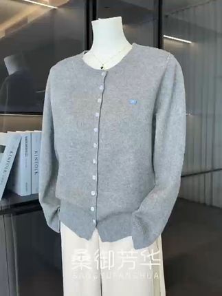 妈妈总是不爱打扮,但是穿上好看的衣服她也会满心欢喜 秋冬穿啥?这款洋气又保暖的小衫帮你解决难题!#秋季穿搭#妈妈装#时尚妈妈装#中老年穿搭#被秋日氛围感穿搭拿捏了